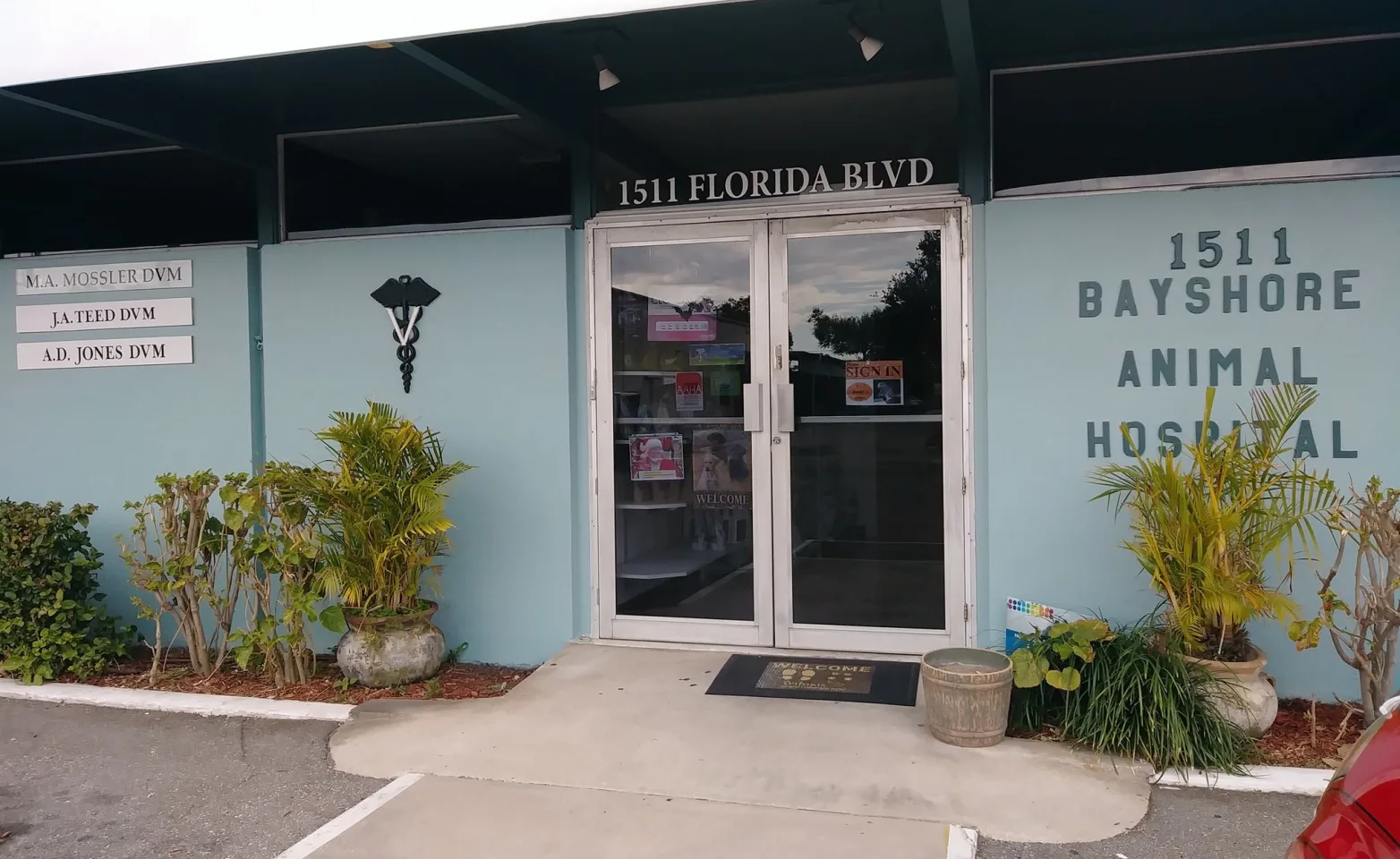 Front Entrance to Bayshore Animal Hospital in Bradenton, FL